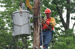 Lineman_changing_transformer